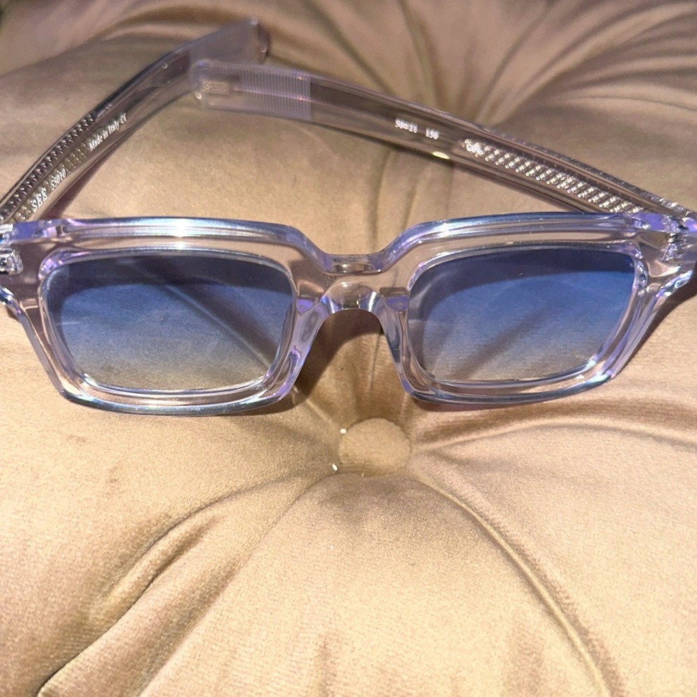 These are like new! Stylish and Sophisticated Look! Perfect Look!